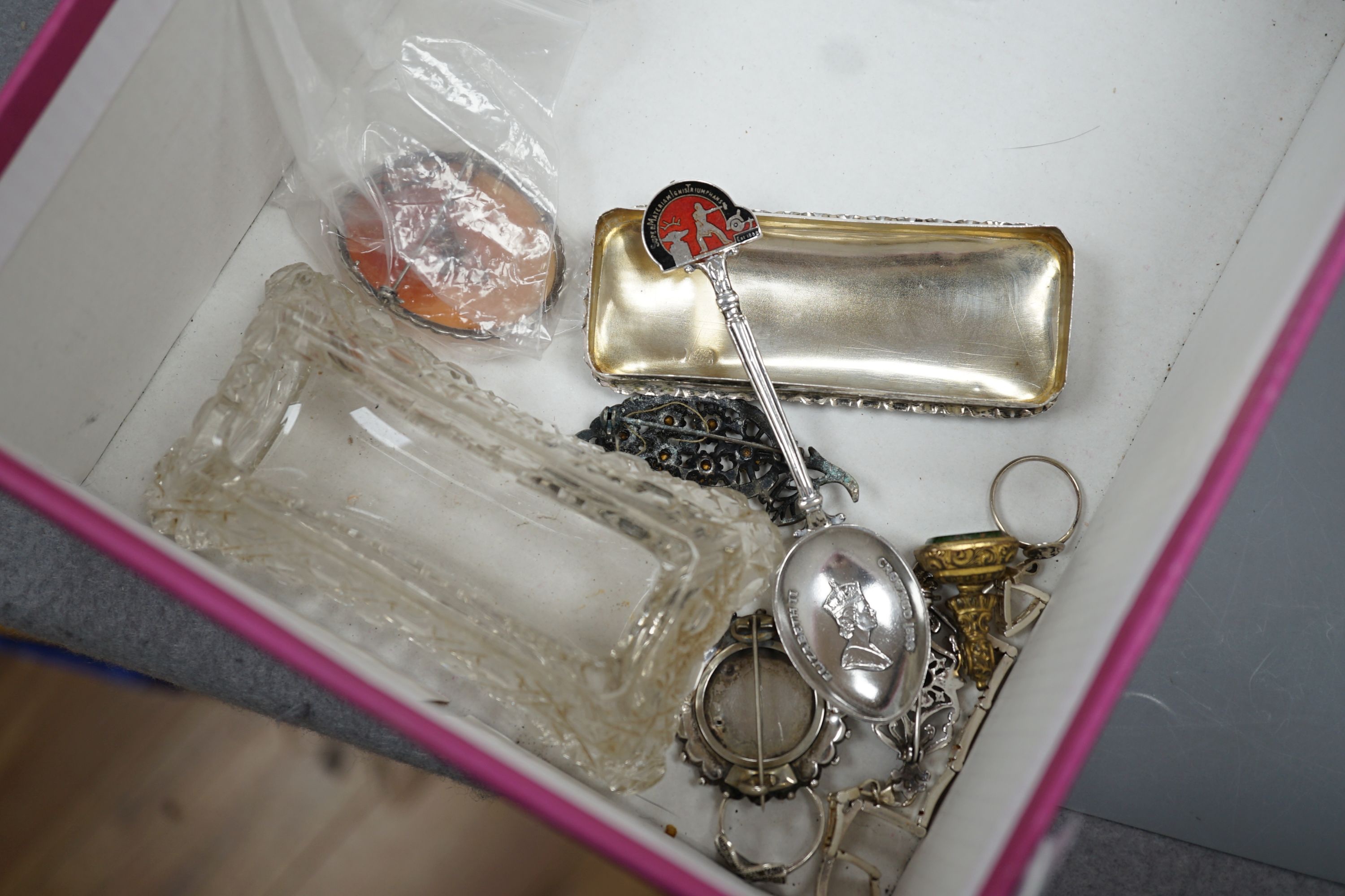 Assorted small silver and white metal jewellery including silver mounted photograph frame, four toilet jars, sifter spoon, brooches, medallion etc.